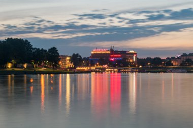 Akşamları Jubilat alışveriş merkezli Vistula Nehri.