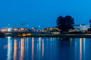 Akşamları Krakow 'daki Vistula Nehri.