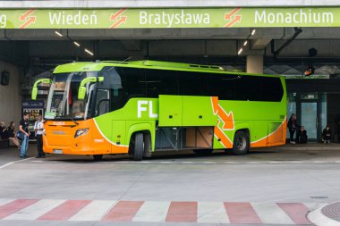 Krakow Mda otobüs durağındaki Flixbus otobüsü.