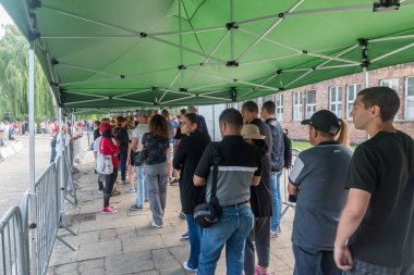 Nazi Almanyası Auschwitz toplama kampının bilet kuyruğunda..