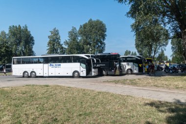Nazi Almanyası Auschwitz I toplama kampının yanına park edilmiş otobüsler..