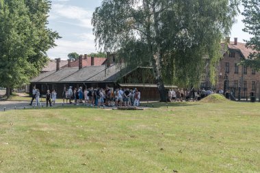Alman toplama kampının girişindeki insanlar, I. Auschwitz (ana kamp)).