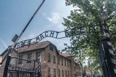 Auschwitz I Nazi Toplama Kampı girişinde Arbeit macht frei (İngilizce: iş sizi özgür kılar) işareti.