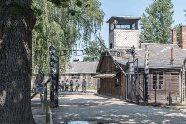 Nazi Alman toplama kampı Auschwitz 1 'in ana kapısı görünüyor..