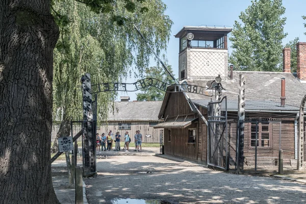 Blick auf das Haupttor zum nazi-deutschen Konzentrationslager Auschwitz i. — Stockfoto