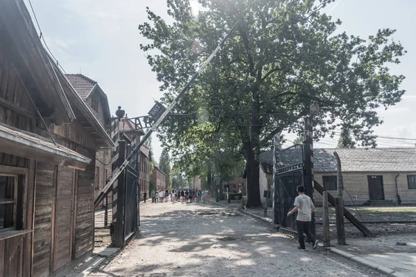 Gate to Auschwitz I, the main camp, with its Arbeit macht frei (work sets you free) sign. — 스톡 사진