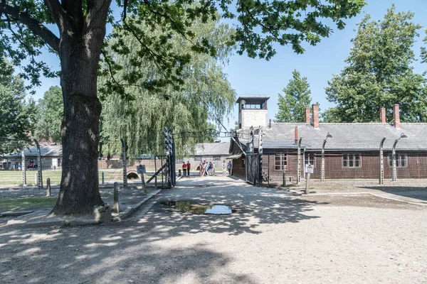 Arbeit macht frei (Inglese: Il lavoro ti libera) cancello d'ingresso. Vista del cancello dal campo di concentramento nazista tedesco Auschwitz I . — Foto Stock