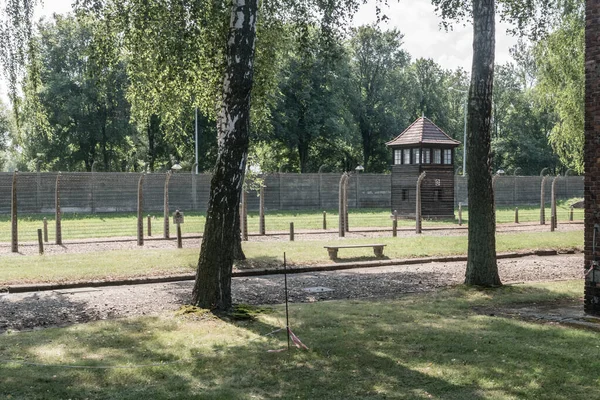 Blick aus dem Zaunfenster des ehemaligen Konzentrations- und Vernichtungslagers der Nazis. — Stockfoto