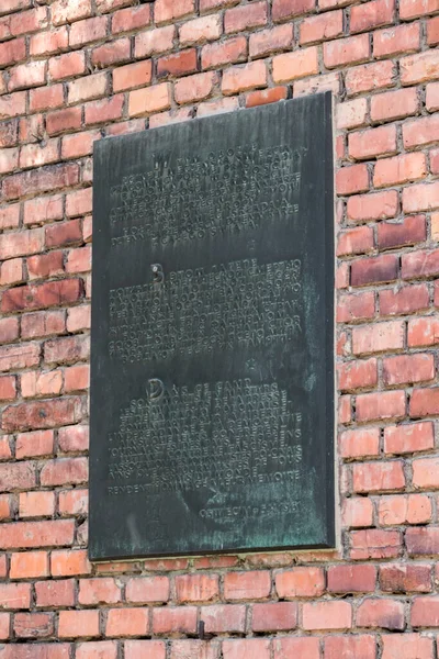 Placa comemorativa da vítima jornalista em Auschwitz I, antigo campo de concentração e extermínio nazi alemão. Placa comemorativa da União de Professores Polacos . — Fotografia de Stock