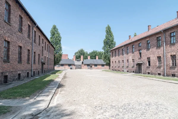 Vue extérieure du Mémorial et musée d'Auschwitz-Birkenau . — Photo