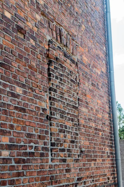 Bricked up window of block 10 at Auschwitz I concentration camp (Konzentrationslager Auschwitz). — Stock Photo, Image