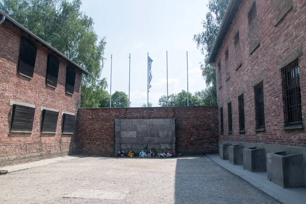 Patio con muro de la muerte entre las cuadras 10 y 11 sirvió como área de ejecución para los polacos no en Auschwitz . —  Fotos de Stock