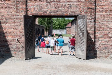 Auschwitz 1. Blok ile 11. bloklar arasında kapılar ardında toplanan insanlar (Konzentrationslager Auschwitz).