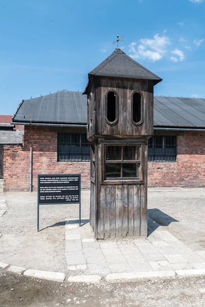 Die Männer, die für die Durchführung der namentlichen Abstimmung und das Sammeln von Berichten über die Anzahl der Gefangenen zuständig waren, nahmen Unterschlupf.. — Stockfoto