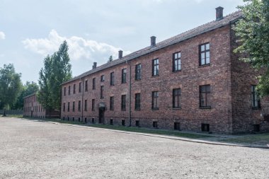 Auschwitz toplama kampındaki tuğla binalar (Konzentrationslager Auschwitz).