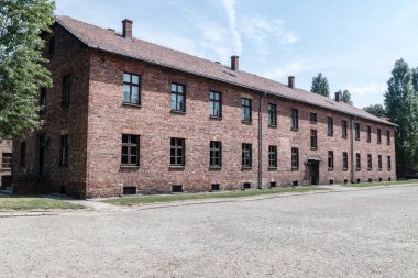 Auschwitz toplama kampında 16. blok (Konzentrationslager Auschwitz).