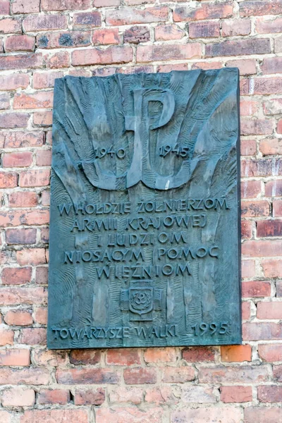 Tiszteletadás a Honi Hadsereg katonái és az auschwitzi koncentrációs táborban foglyokat segítő emberek előtt (Konzentrationslager Auschwitz). — Stock Fotó