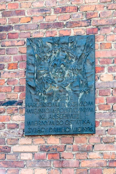 Plaquette ter ere van verkenners en politieke gevangenen in concentratiekamp Auschwitz (Konzentrationslager Auschwitz). — Stockfoto