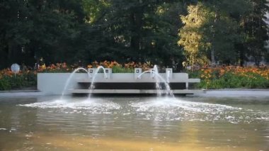 Krakow, Polonya - 28 Temmuz 2019: Park Krakowski 'deki çeşmeler. Park Krakowski, Krakow 'da bir şehir parkı..