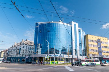 Kaliningrad şehir merkezinde sokak manzaralı Panorama binası.