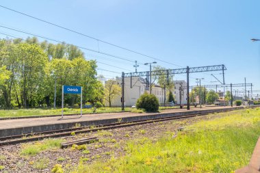 Ostroda, Polonya - 31 Mayıs 2020: Ostroda tren yolu Ostroda tren istasyonu.
