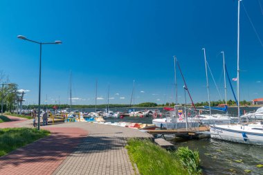 Ostroda, Polonya - 31 Mayıs 2020: Güneşli bir günde Drweckie Gölü 'nde liman.