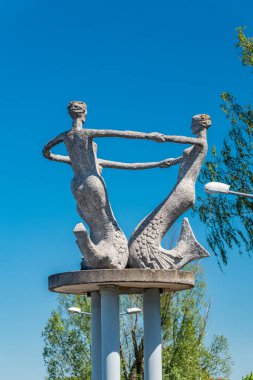 Ostroda, Polonya - 31 Mayıs 2020: Ostroda Polonya 'daki Drweckie Gölü' ndeki üç denizkızı anıtı.