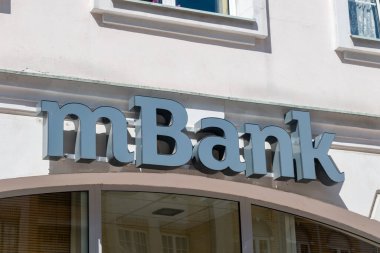 Elblag, Polonya - 31 Mayıs 2020: Logo ve mBank işareti.