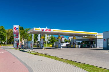 Elblag, Polonya - 31 Mayıs 2020: Lotos benzin istasyonu.