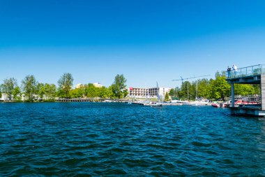 Olsztyn, Polonya - 31 Mayıs 2020: Krzywe Gölü olarak da bilinen Ukiel Gölü manzarası.