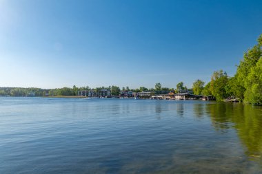Polonya 'nın Olsztyn kentindeki Ukiel Gölü manzarası.