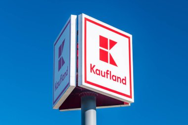 Mragowo, Polonya - 1 Haziran 2020: Mavi gökyüzündeki Kaufland mağazasının logosu. Kaufland, Almanya 'nın uluslararası hipermarket zinciri..