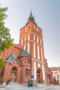 Biskupiec, Polonya - 1 Haziran 2020: Polonya 'nın Biskupiec kentindeki Roma Katolik Kilisesi St. John the Baptist.