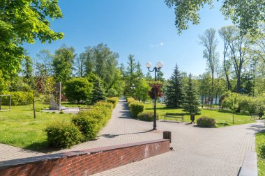 Polonya 'nın Mragowo kentindeki Havacılar Parkı' nın güneşli manzarası.