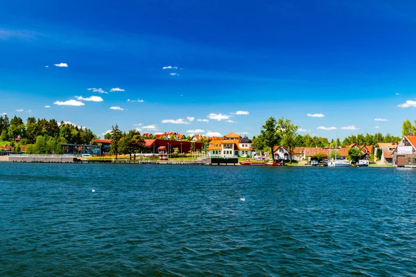 Mragowo, Polonya - 1 Haziran 2020: Mikolajki - Masurian bölgesinin başkenti.