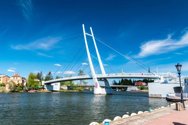 ポーランド ミコラージキ2020年6月1日 ミコラージキ湖の上の足と自転車の橋 — ストック写真