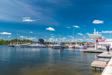 Mikolajki, Polonya - 1 Haziran 2020: Mikolajskie Gölü üzerindeki Marina.