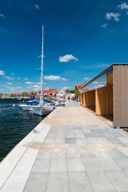 Mikolajki, Polonya - 1 Haziran 2020: Mikolajskie Gölü 'ndeki marina boyunca yaz manzarası.