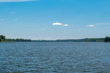 Mikolajskie Gölü üzerinde yaz manzarası.