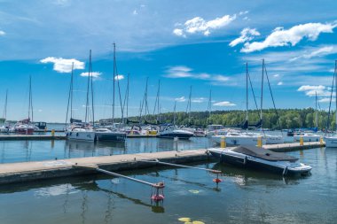 Mikolajki, Polonya - 1 Haziran 2020: Mikolajskie Gölü 'nde Marina.