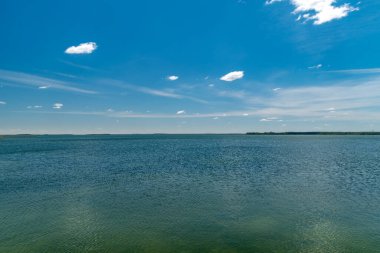 Polonya 'daki Sniardwy Gölü' nün panoramik manzarası.