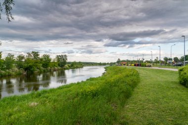 Lomza 'da akşam Narew nehrinde bulvarlar.