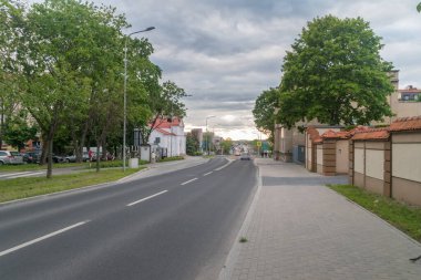 Lomza, Polonya - 1 Haziran 2020: Lomza 'da gün batımında sokak manzarası.