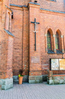 Ostrow Mazowiecka, Polonya - 2 Haziran 2020: Maria Ostrowska ve Yüzbaşı Witold Pilecki 'nin evliliğinin anısına kilisede haç ve plaket.