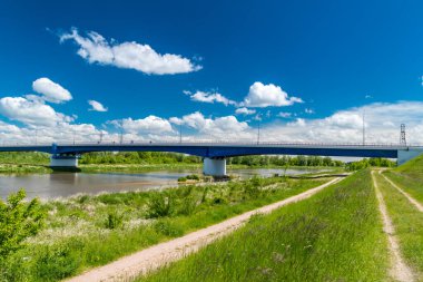 Yaz zamanı Tuğla Böcek Nehri üzerinde.