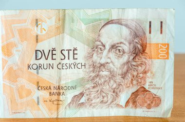John Amos Comenius 'un portresi 200 CZK Çek Koruna banknotunda. John Amos Comenius Çek filozof, pedagog ve Moravya Margraviate 'den ilahiyatçıydı..