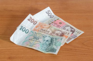 ÇZK Çek Koruna banknotları ahşap masa üzerinde.