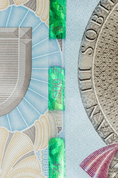 500 Pln紙幣にプラスチック製のセキュリティストリップ 偽造者を防ぐために作成されたポーランドのズルティ銀行券のセキュリティストリップ — ストック写真
