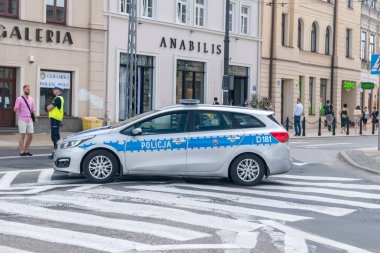 Lublin, Polonya - 11 Haziran 2020: Corpus Christi bayramı sırasında Polonya Polis arabası trafiği engelledi.