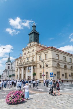 Lublin, Polonya - 11 Haziran 2020: COVID-19 salgını sırasında Corpus Christi Festivali 'nin yanında Katolik alayı.